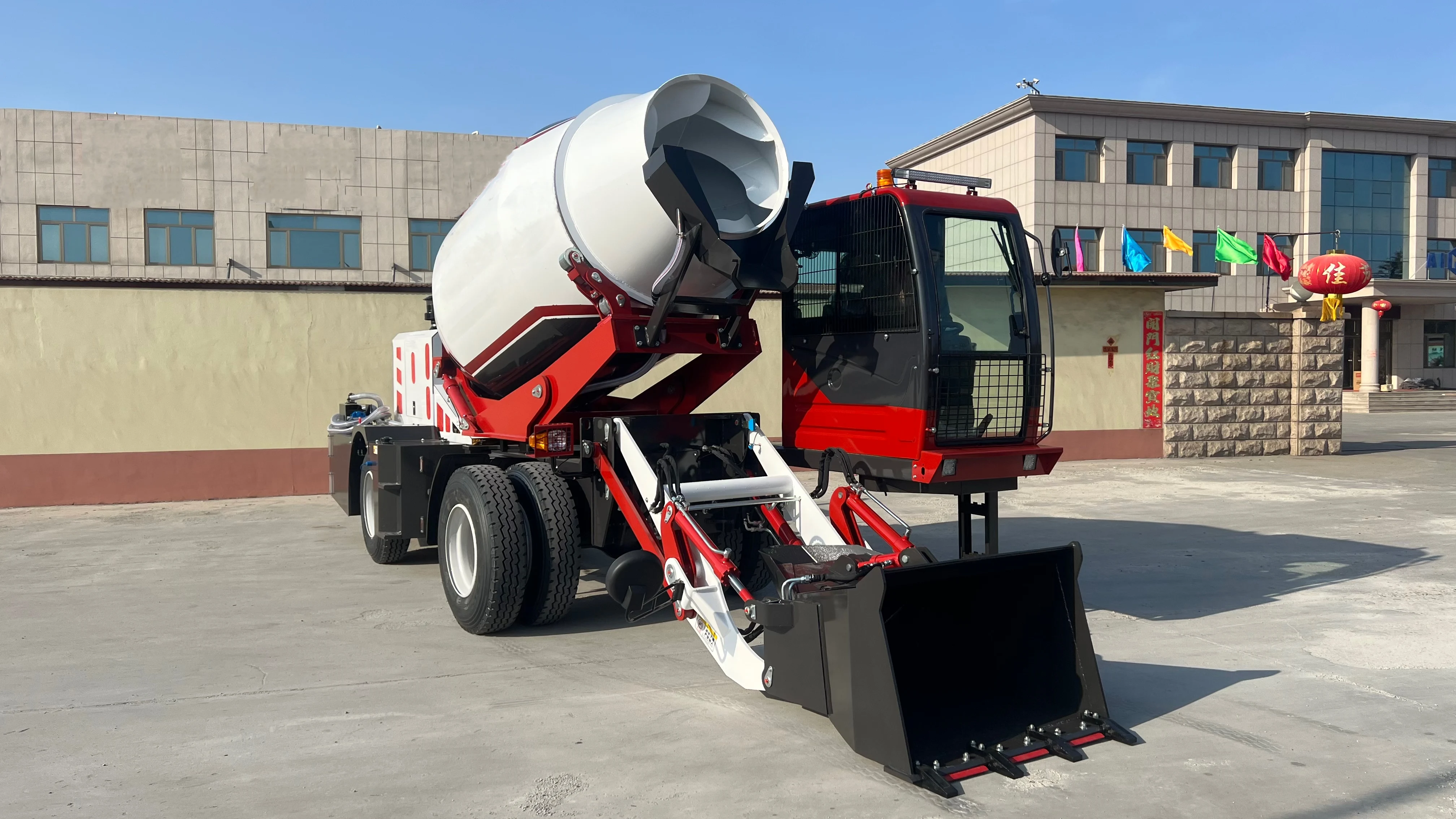 Safe Operation Self Loading Mixer Truck with Protective Frame for Building Site Work
