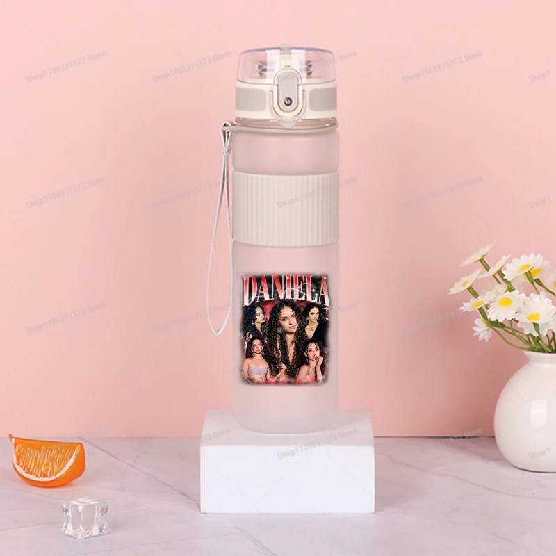 550ml Modische K-POP K-KATSEYE Mattierte Plastik-Wasserflasche Exquisiter Langlebiger Reise- und Party-Trinkbehälter Mädchen Geburtstagsgeschenke – Detail 13