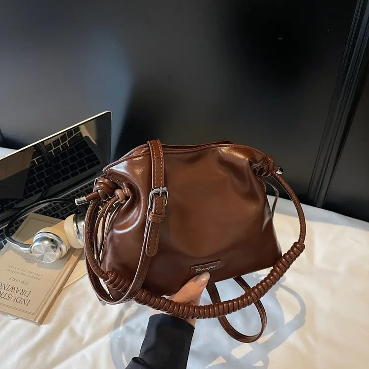 

2025 новая женская сумка через плечо с пряжкой, зима 2025 года, модная и популярная корейская женская нишевая сумка