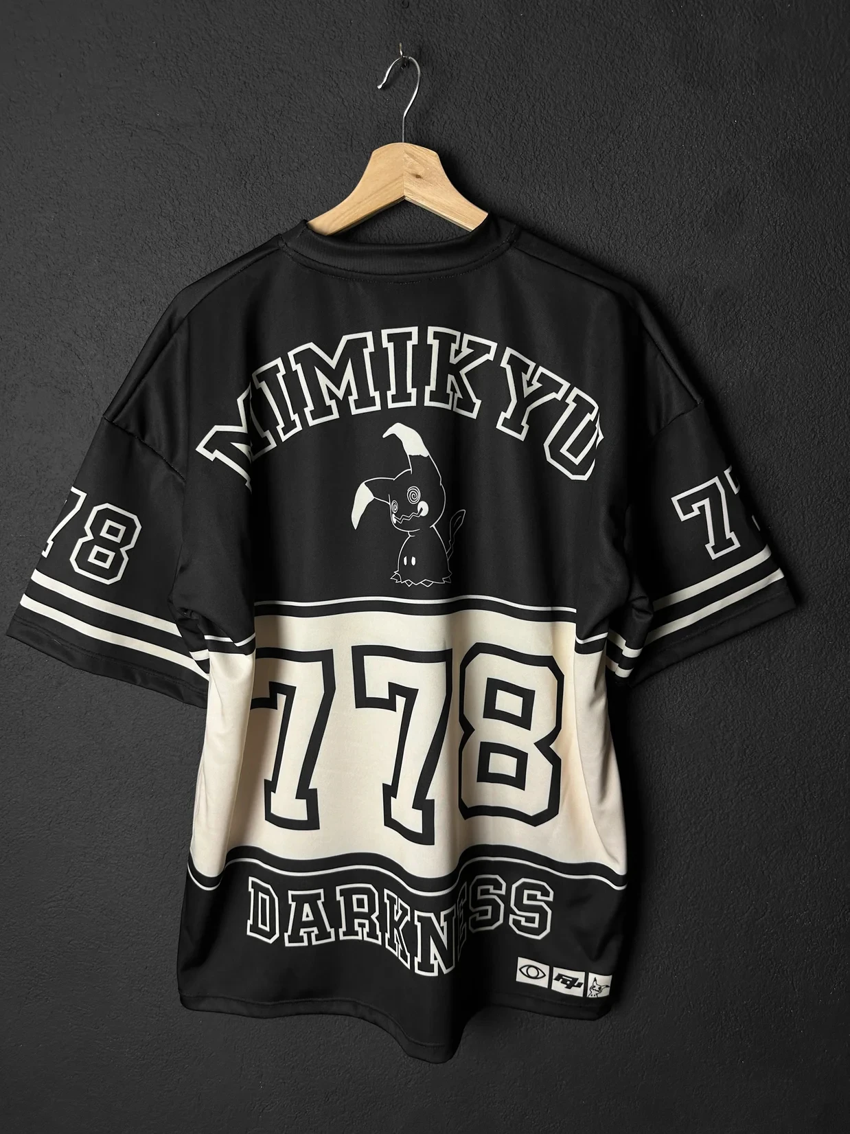 camiseta-masculina-com-estampa-pokemon-mimikyu-darkness-778-casual-de-manga-curta-ideal-para-fas-de-anime-e-amantes-de-streetwear-para-uso-diario