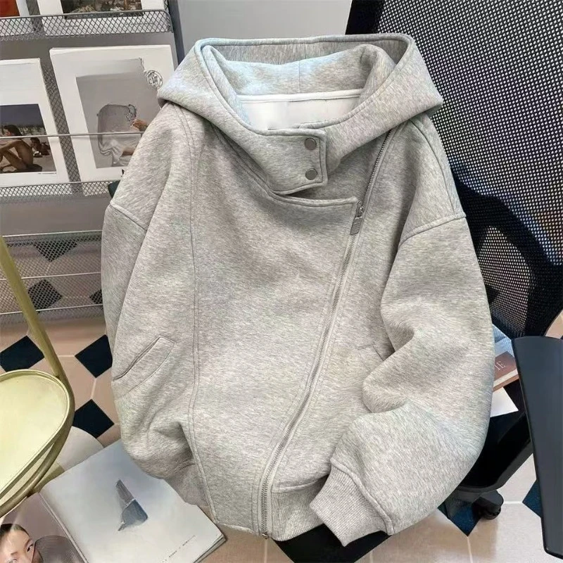 เสื้อฮู้ดดีไซน์สีเทาแบบแพทช์เวิร์ค แฟชั่นฤดูใบไม้ร่วง ทรงหลวมแบบอสมมาตร สไตล์ฮาราจูกุ เสื้อแจ็คเก็ตลำลองแนวสตรีทแวร์ รุ่นใหม่ปี 2025