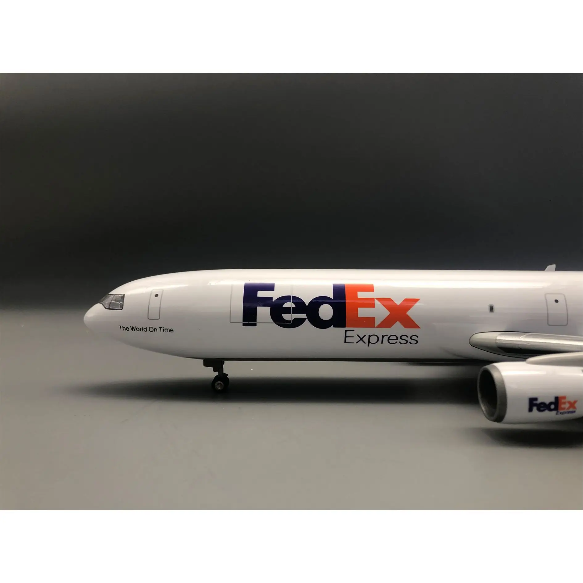 

Модель грузового самолета FedEx MD-11 с колесами, статическая имитационная модель для авиационных энтузиастов, украшение для дома, офиса, рабочего стола