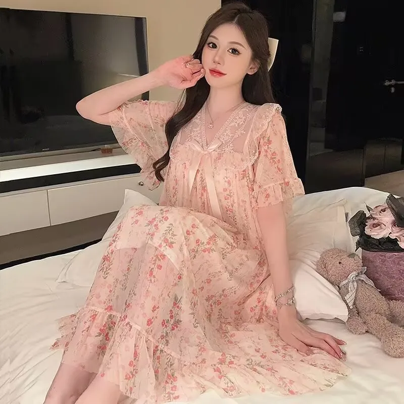 Pijama feminino com decote em V e renda estampada com laço