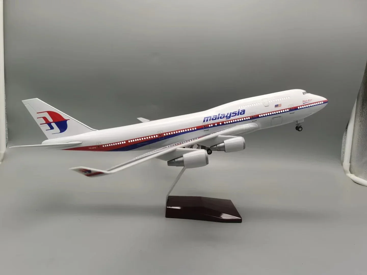 Imagem -02 - Malaysia Airlines Avião B747 com Luz Diecast Brinquedos Modelo de Avião de Resina Presentes de Exibição para Fãs Decoração de Casa 47cm Novo