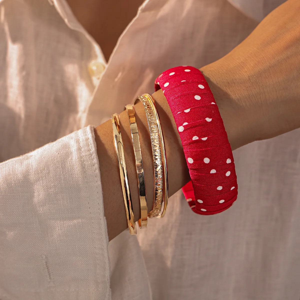 

5 Pcs Minimalist Geometric Bangles Bracelet Set Women's Fashion Glossy Stainless Steel Red Cloth Wraps Bangle Party Hand Jewelry