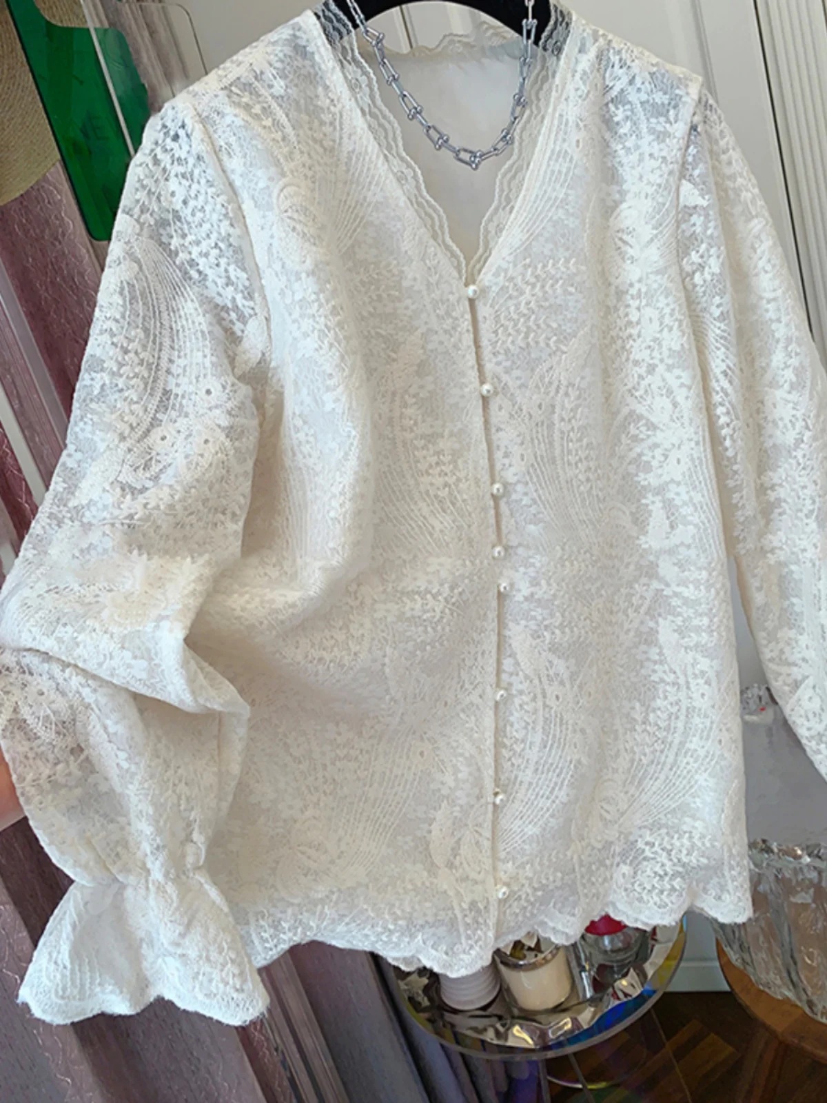 Ele Embroidered Lace irt Women's Spring 2025 Pearl Button V-Ne Bell Sve Long Sve Inner Wear Top Loose Fit Commu...