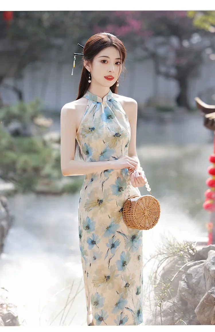 الصينية 2025 المرأة طويلة ضئيلة عارية الذراعين تنورة شيونغسام طويلة المنصة مأدبة معلقة الرقبة فستان