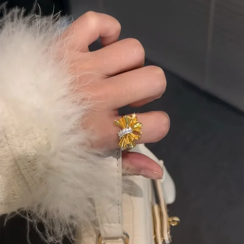 

NEWS925 Серебряное позолоченное атласное кольцо с плиссированным бантом и гладким разделением цветов, высококачественный и модный стиль