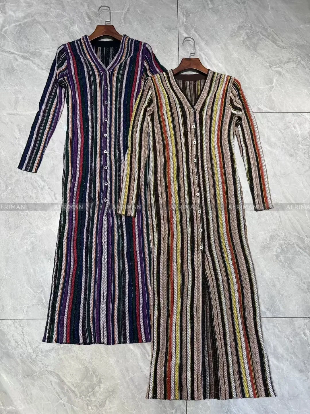 

Женское однобортное длинное вязаное платье-кардиганы в полоску с металлическими блестками и V-образным вырезом