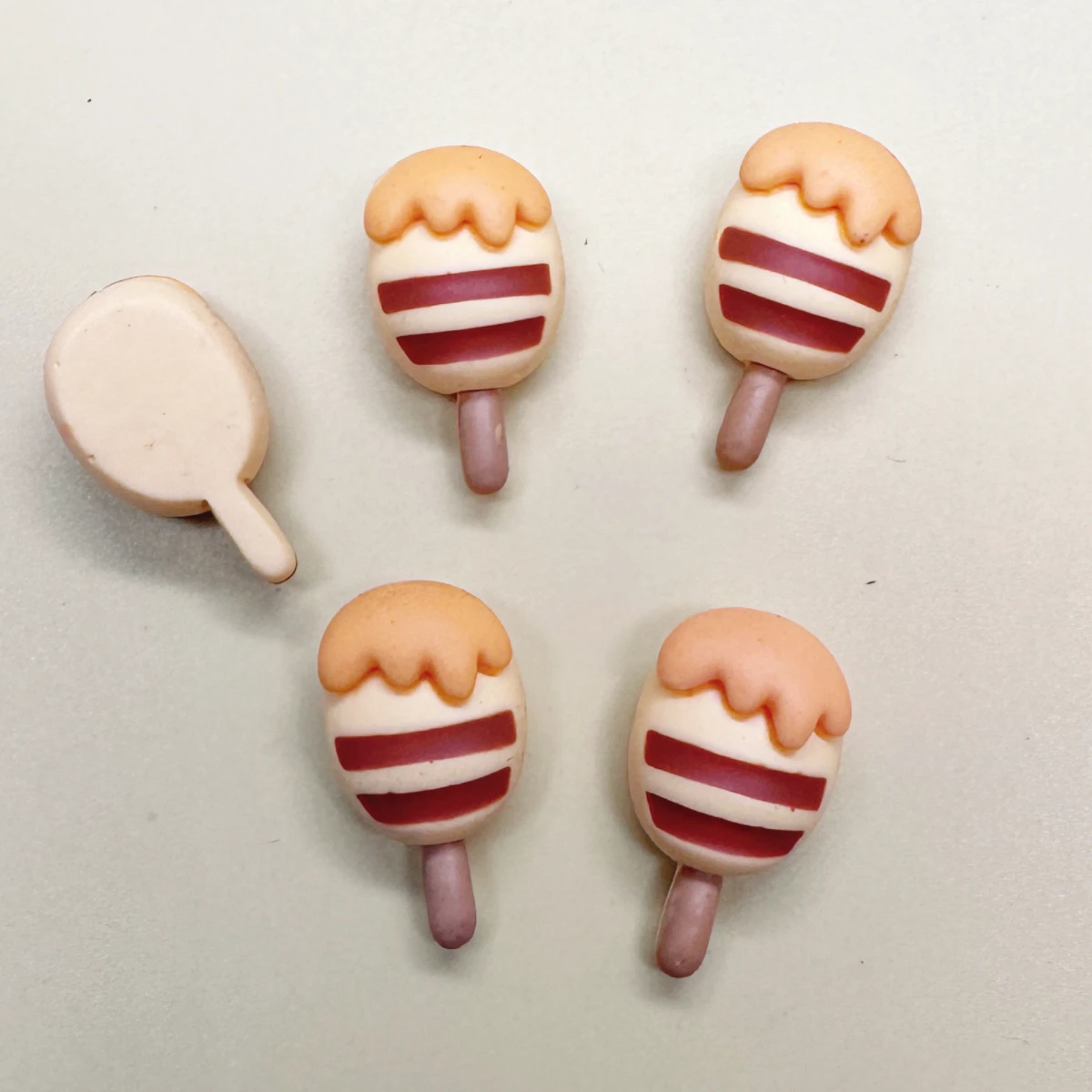 100ชิ้น/ล็อตรูปทรงน้ำผึ้งน่ารักด้านหลังเรียบเรซินสำหรับทำสมุดภาพเคสใส่น้ำเมือกของตกแต่งปาร์ตี้วันหยุด