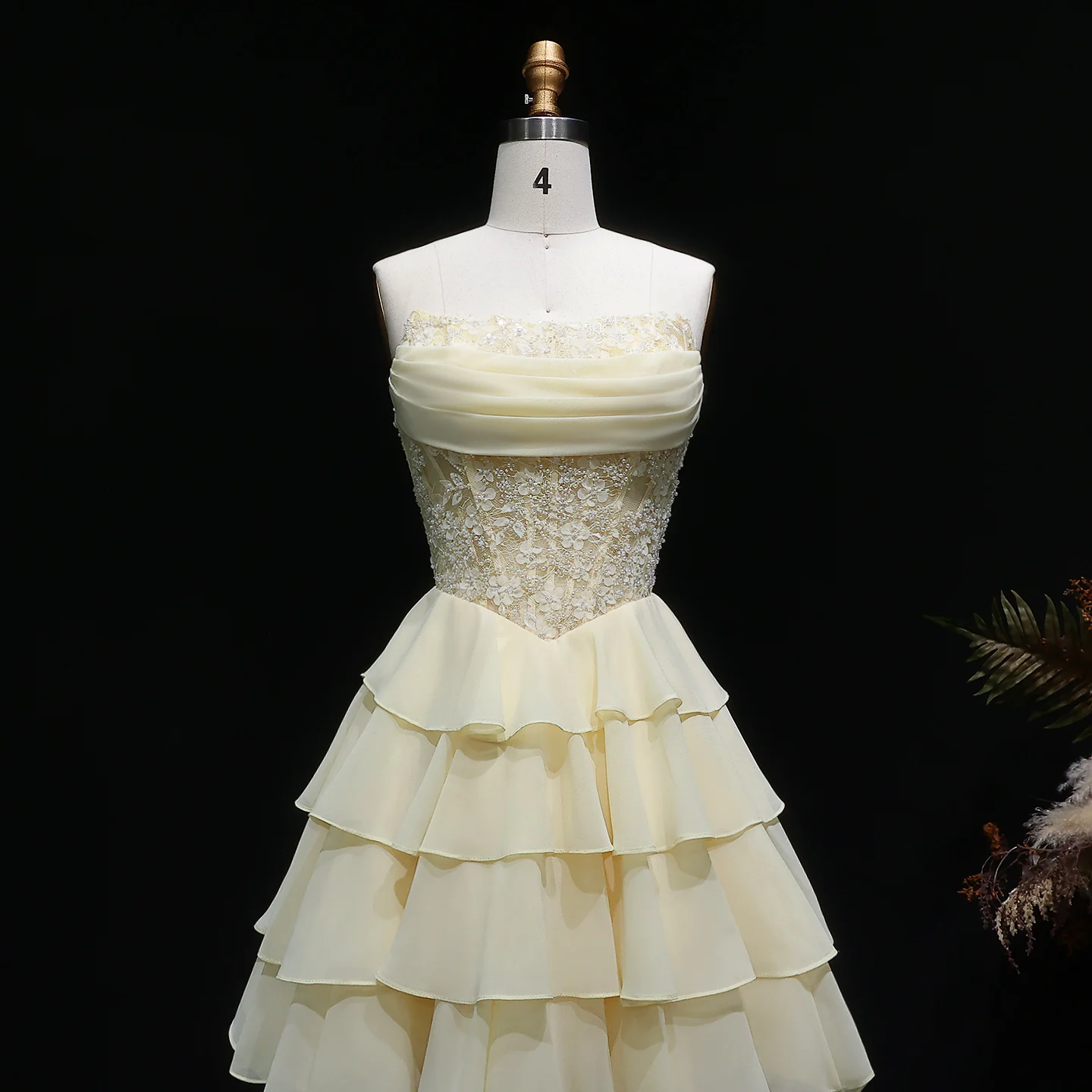 Sharon Said Gelbes trägerloses Homecoming-Kleid mit Perlenapplikationen, gestuften Rüschen, Chiffon, Dubai, kurzes Cocktail-Partykleid RM143, maßgeschneidert – Detail 7
