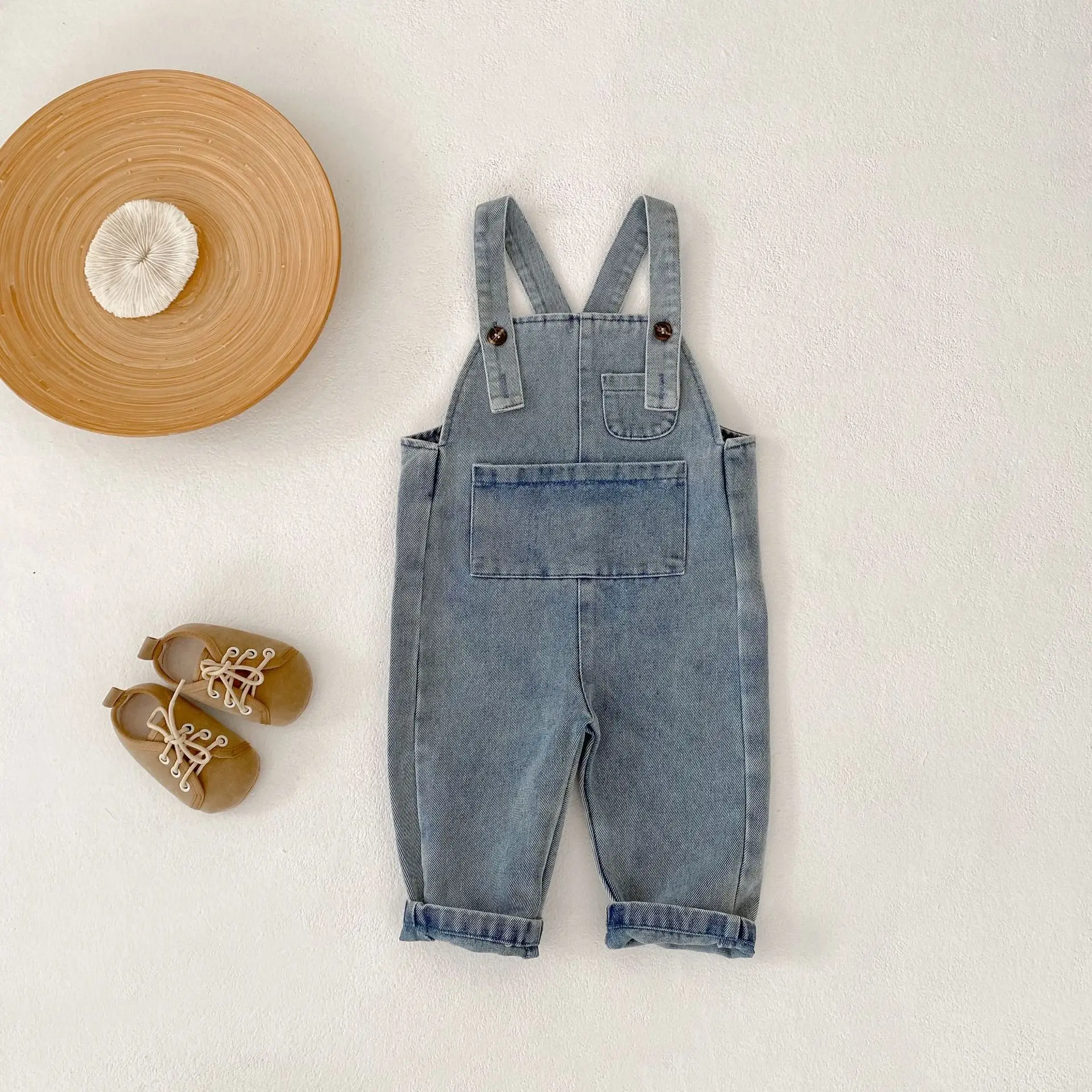 

Новинка осени 2024, детские комбинезоны, однотонные джинсовые комбинезоны с карманами для мальчиков и девочек, детские повседневные джинсовые комбинезоны, милая детская одежда