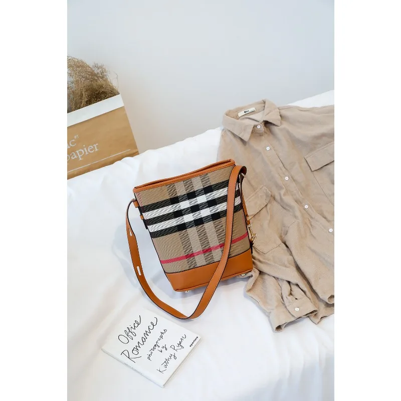 

Black PU Single Shoulder Bag Classic Design for Daily Commute Office Weekend Shopping