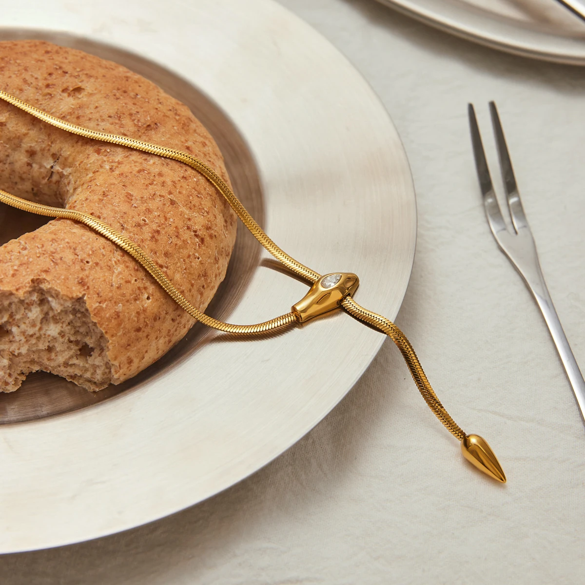 Uworld بسيط كلاسيكي الزركون اعوج قلادة 18K الذهب اللون مطلي الفولاذ المقاوم للصدأ اعوج سلسلة تكويم سلسلة المرأة