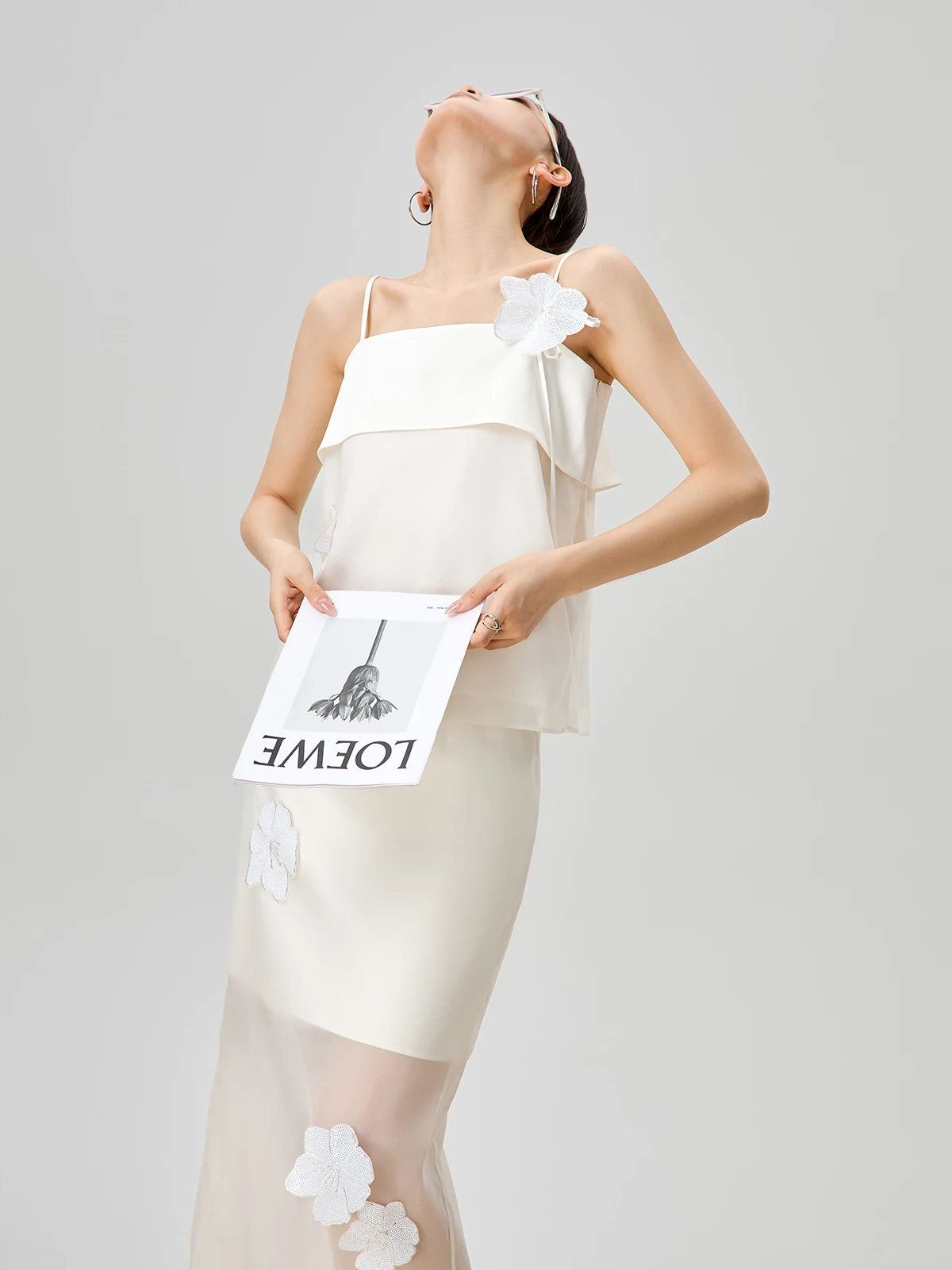 

Белый комплект из двух предметов: топ-халтер с 3D цветочным пэчворком и юбка с завышенной талией, с цветочным принтом, летний модный костюм для женщин от Guuli