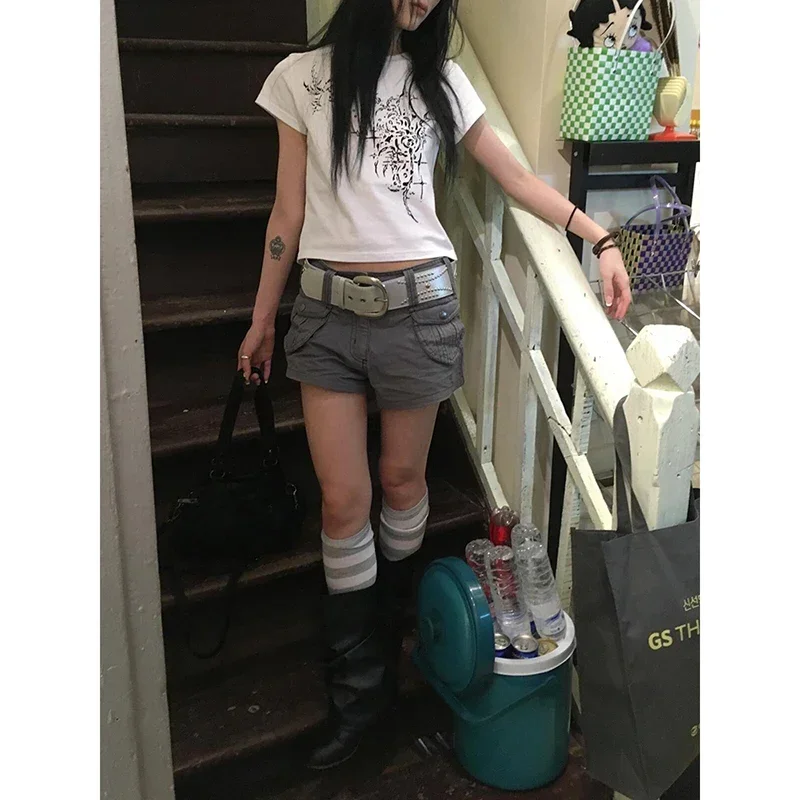 شورت نسائي جيب Y2K رمادي البضائع مثير Harajuku ملابس الشارع 2000s جماليات شورت 2025 ملابس صيفية عتيقة
