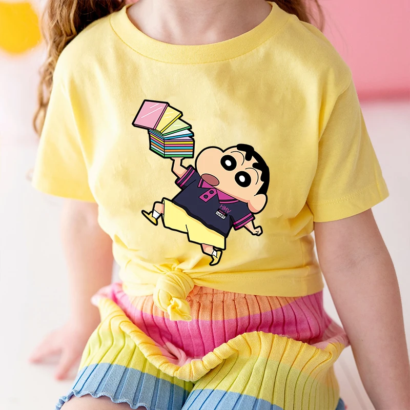 男の子と女の子のための半袖コットンTシャツ,クレヨンすねちゃんプリントの半袖Tシャツ,夏にぴったりのカジュアルトップ