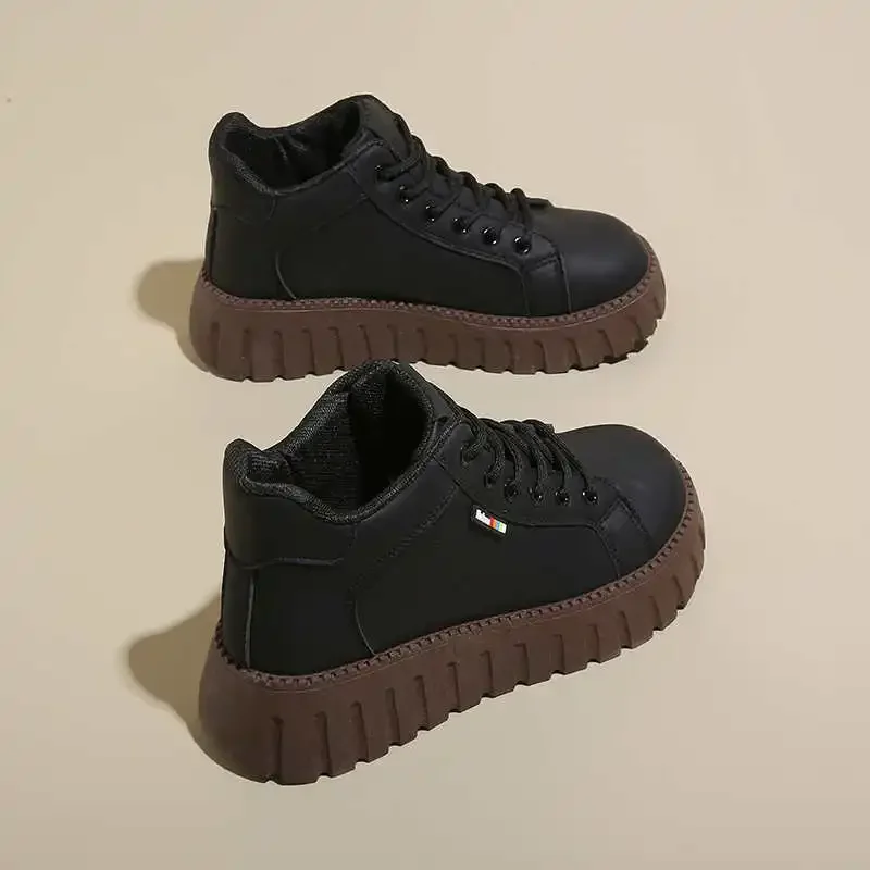 

Демисезонные темно-летние туфли на каблуке. Туфли на каблуке для женщин. Пурпурные кроссовки. Спортивные тенденции. Кроссовки. Настоящие, аутентичные, дорогие.