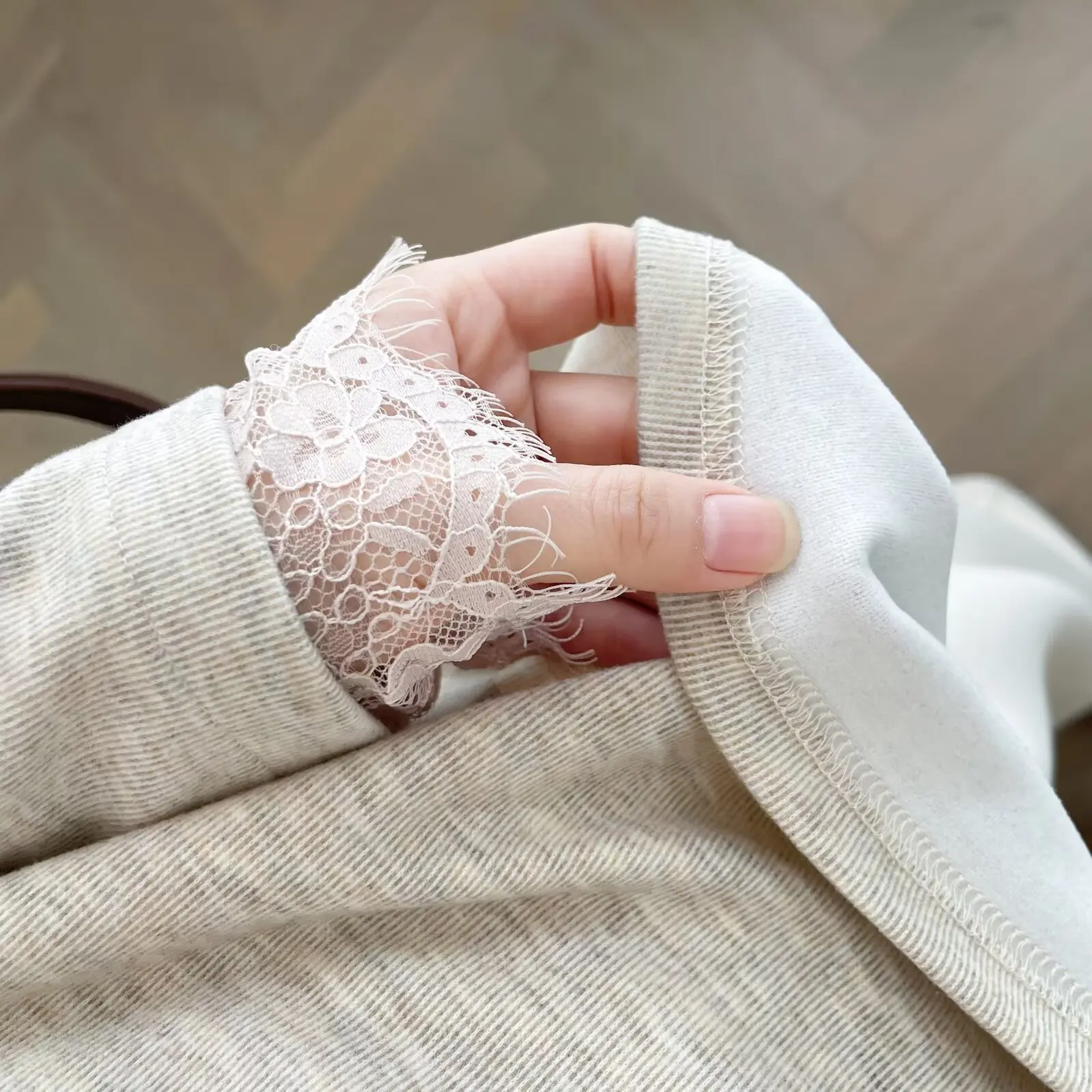 XXXXL موضة حجم كبير ملابس النساء تي شيرت 2025 الخريف/الشتاء جديد أنيق الدانتيل الخامس الرقبة نحى كم طويل قاعدة القمم 111 #3