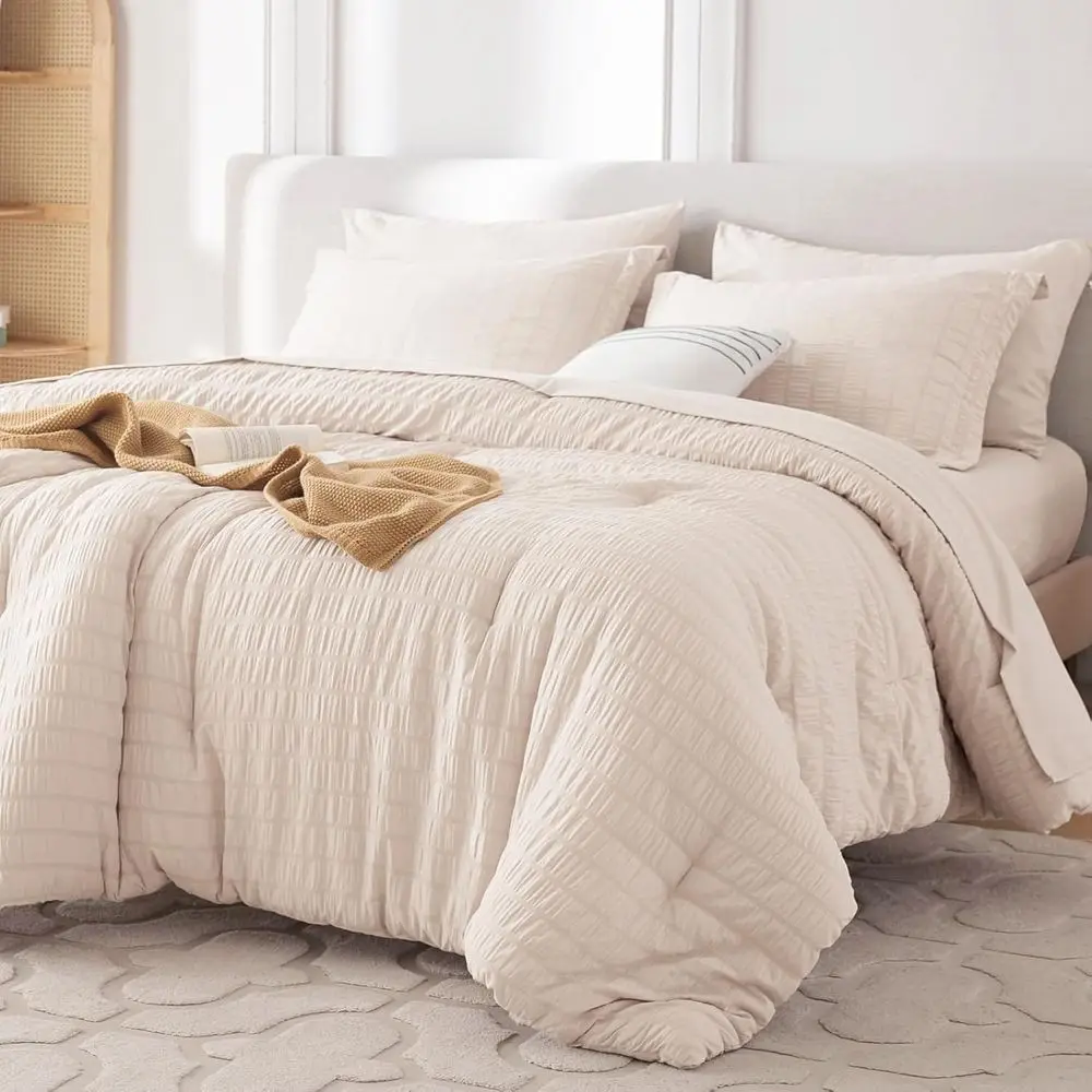 

Комплект постельного белья Queen Size из сирсакера с одеялом, простыней, наволочками и декоративными наволочками-шамсами, бежевый
