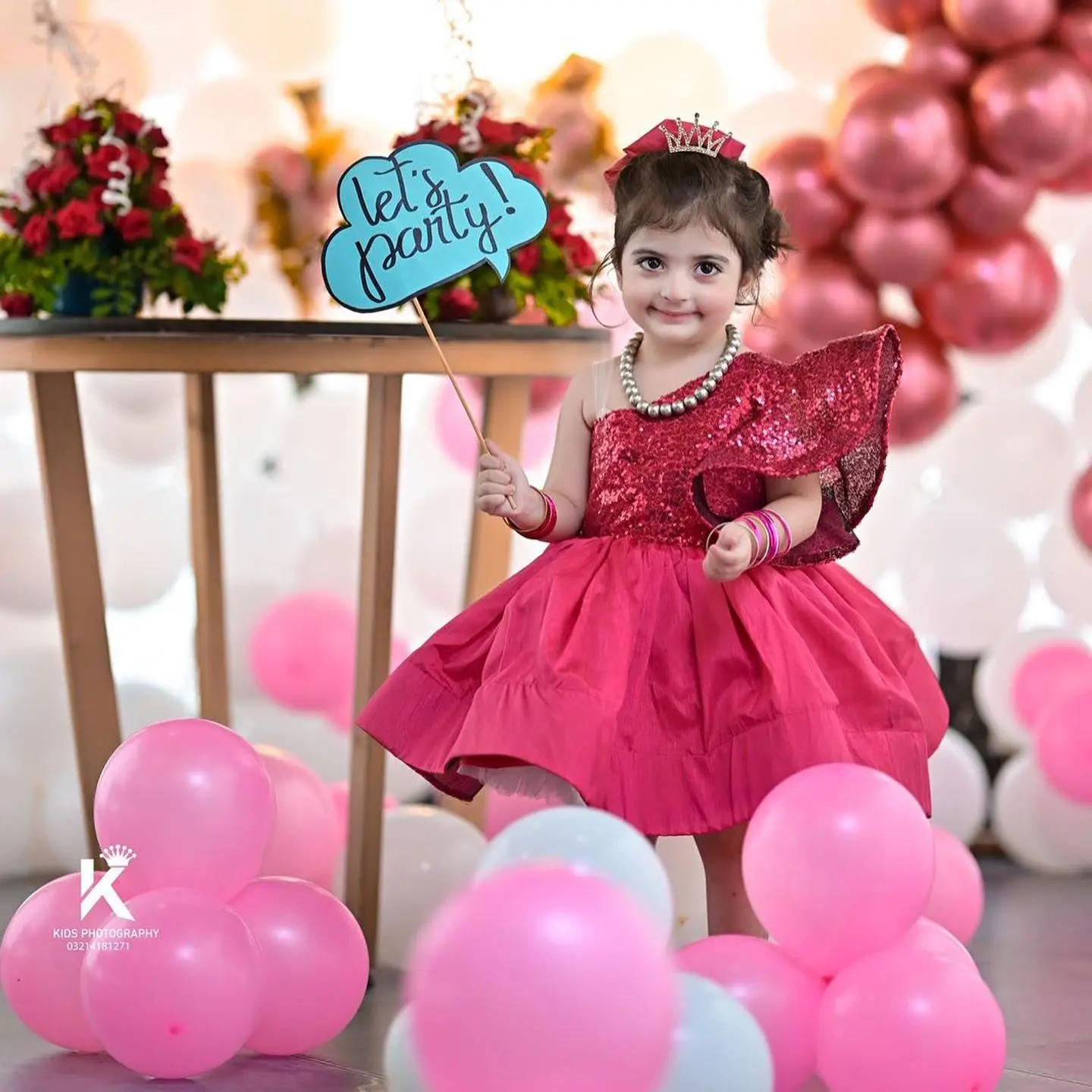 Fuschia abiti da ragazza con una spalla per servizio fotografico paillettes Flower Girl abiti da festa di compleanno Ruffles abiti corti da sposa per gli ospiti