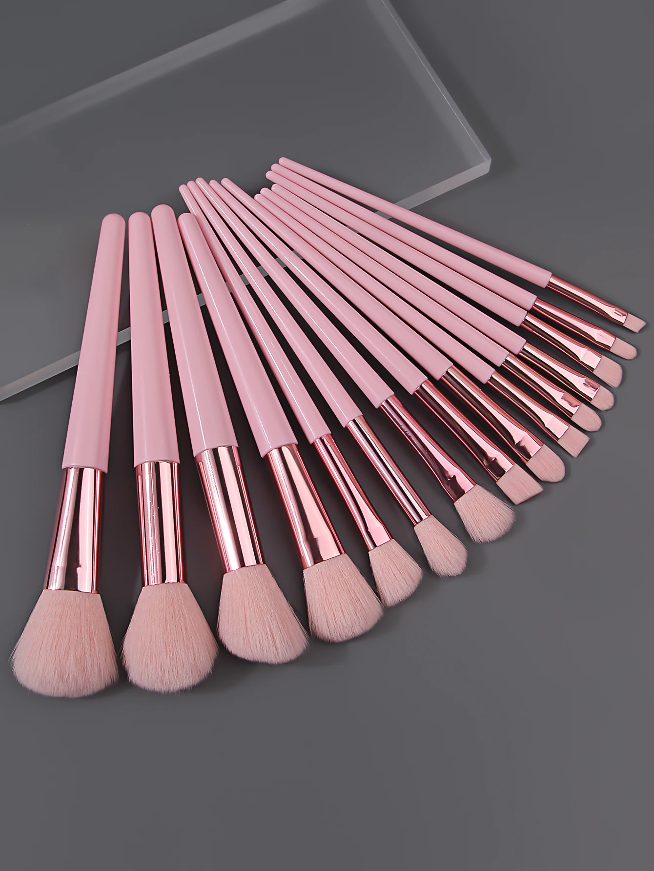 Un juego de herramientas de maquillaje de 19 piezas: 15 brochas de maquillaje, 2 huevos de esponja y 2 puf en polvo triangulares, un juego completo de herramientas de belleza portátiles