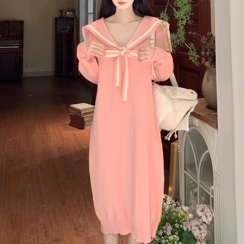 سترة محبوكة بمقاسات كبيرة مع ياقة دائرية وتنورة طويلة فضفاضة تغطي البطن لفصلي الخريف والشتاء بتصميم أنيق