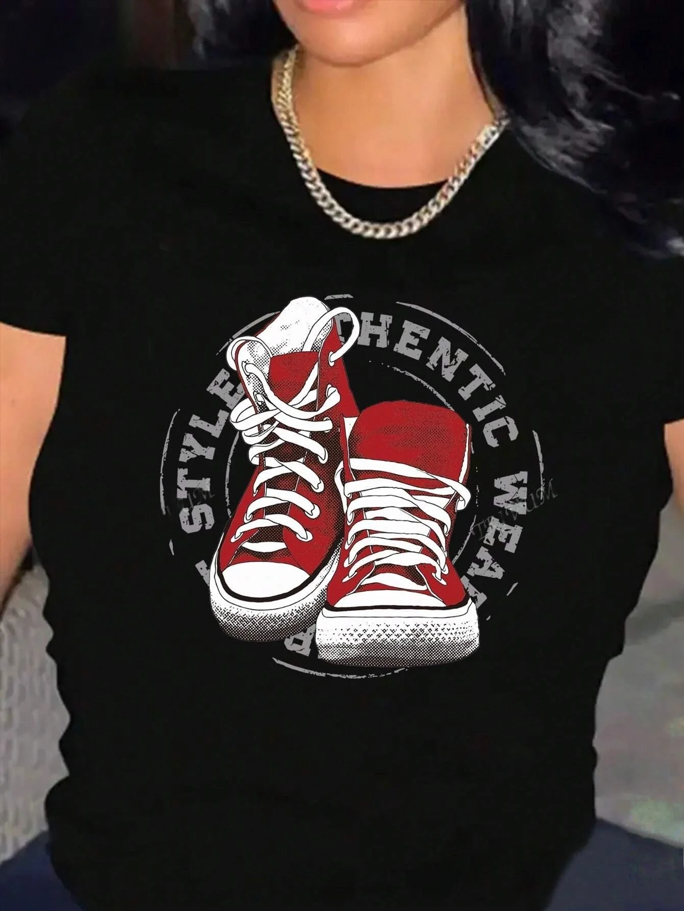 T-shirt con scarpe di tela, stile casual e versatile, adatta per l'uso quotidiano e da gita delle donne in estate