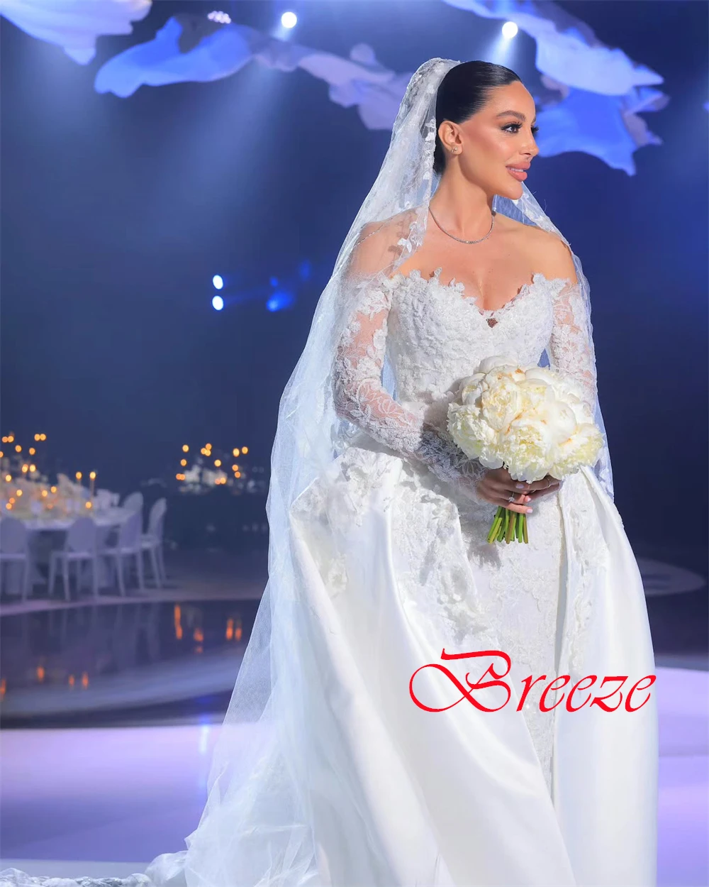 맞춤 제작된 우아하고 고급스러운 꿈꾸는 로맨틱 웨딩드레스 	 화이트 새틴 아플리케 플리츠 웨딩 파티 A라인 롱 드레스