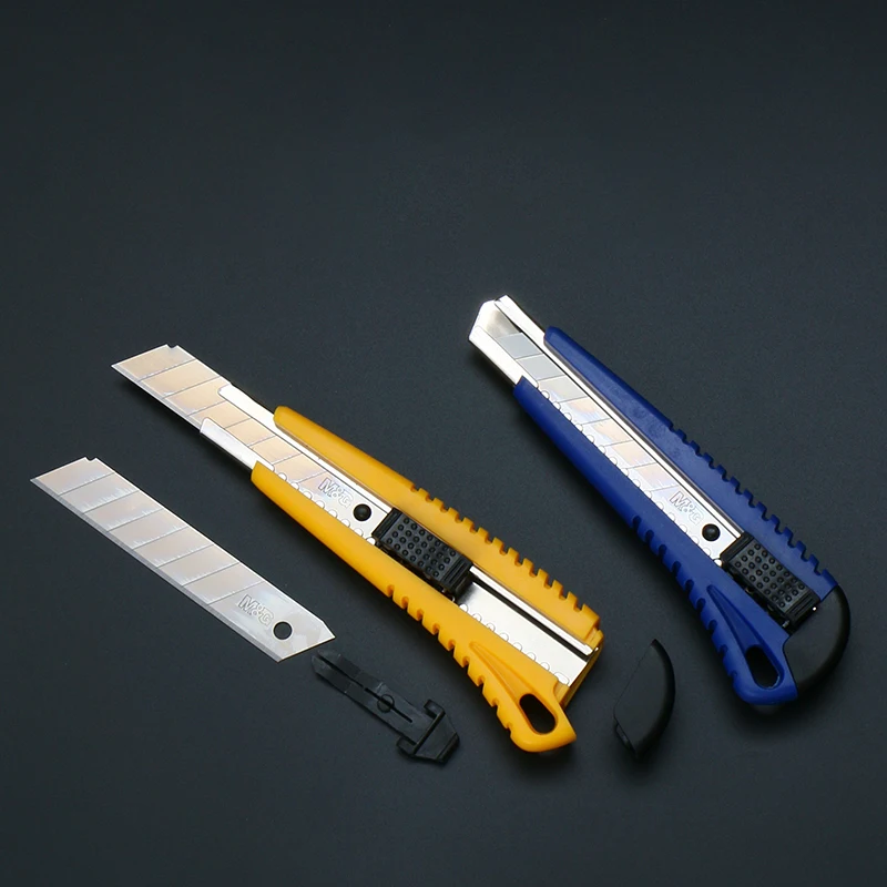 Coltello multiuso retrattile M&G con chiusura automatica, lame ricaricabili larghe 18 mm, per uso industriale e domestico, scatola aperta