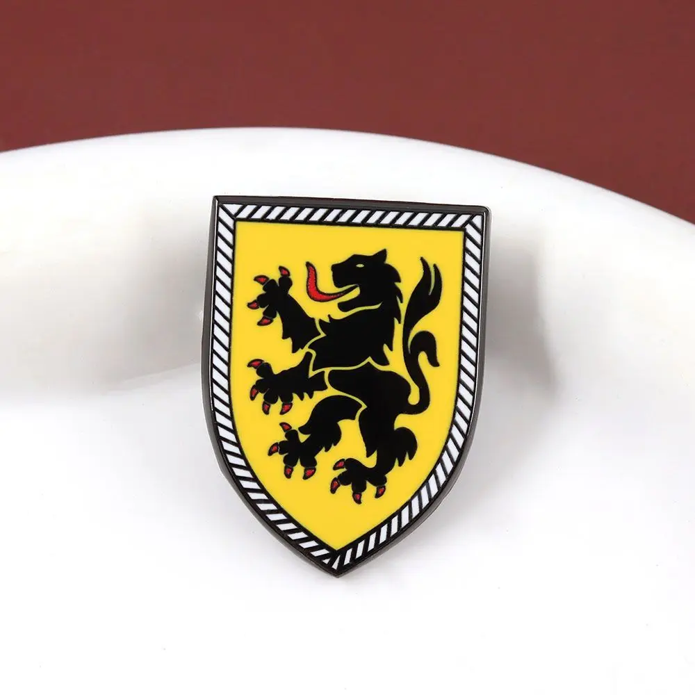 1PC Shield-shaped Lion Enamel Badge Europe Lion Lapel Pin Collection Commemoration Collection Pin Decoration Craft Gift