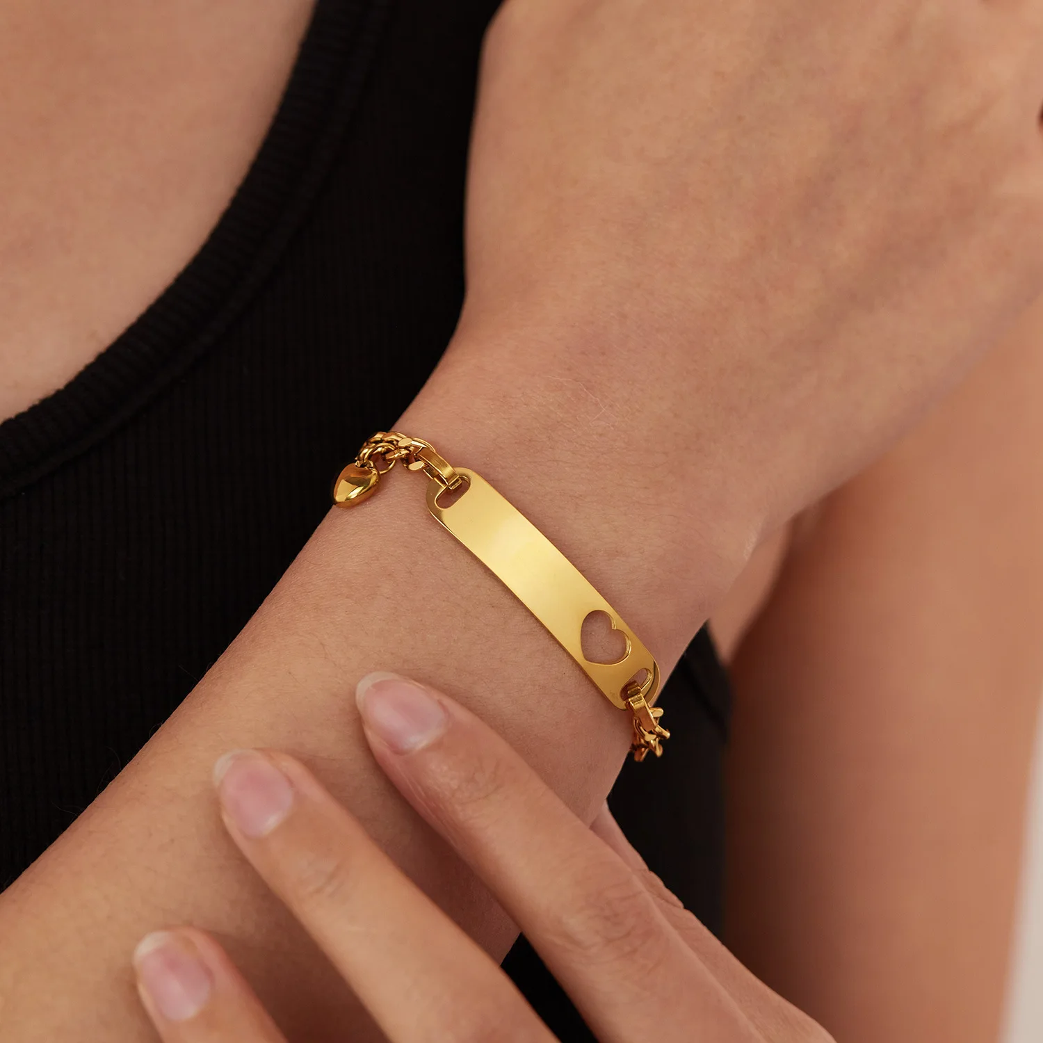 

jewelry An ins niche stainless steel smooth-surfaced openwork heart-shaped titanium steel bracelet for women