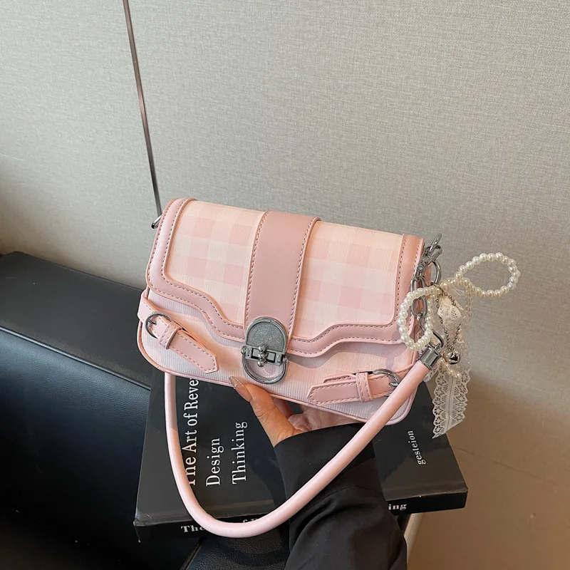 エレガントなカラーブロックショルダーバッグ 2025年新作 レディース、高級感のあるロッククロスボディバッグ、あらゆるシーンに合うファッショナブルなアンダーアームバッグ