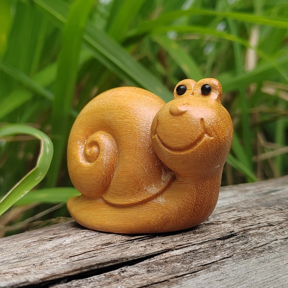 Nordic Style Solid Wood Snail-Shaped Home Decor Items, Creative Design for Living Room and Study Tabletop Decorations, Natural Texture Craftsmanship to Create a Warm Atmosphere and Enhance Space, Suitable for Modern Home Decor Needs, a Small Home Accessory That Improves the Quality of Life