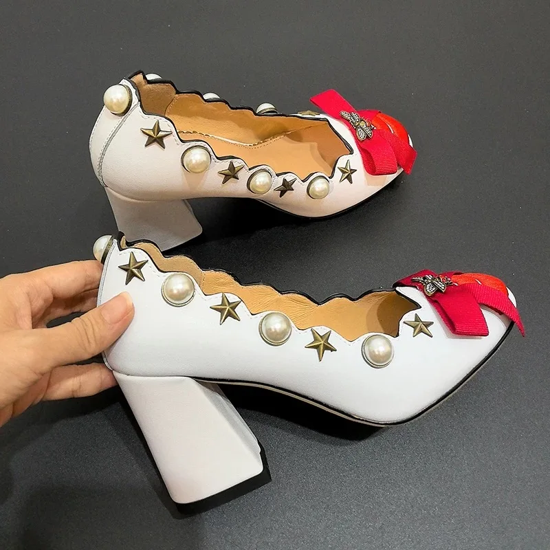 

Новые женские туфли-лодочки на массивном каблуке с круглым носком, украшенные жемчугом, в винтажном стиле, с бантом и рисунком «красные губы и маленькая пчелка», весна-лето