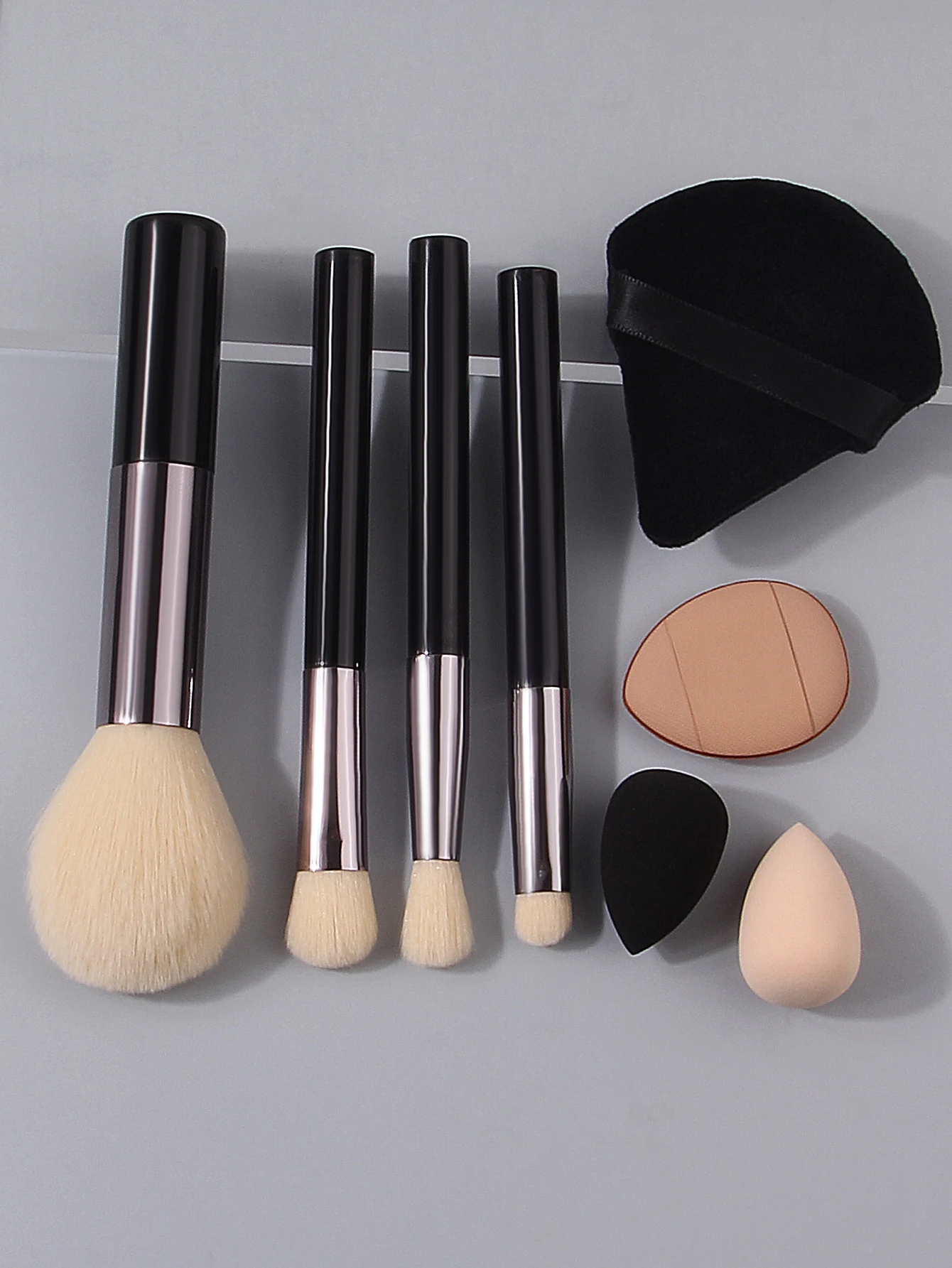 4 Mini Makeup Brushes 2 Triangle Thumb Sponge Puffs 2 Mini Dual-Use Wet Dry Beauty Blenders For Travel Daily Touch-Up