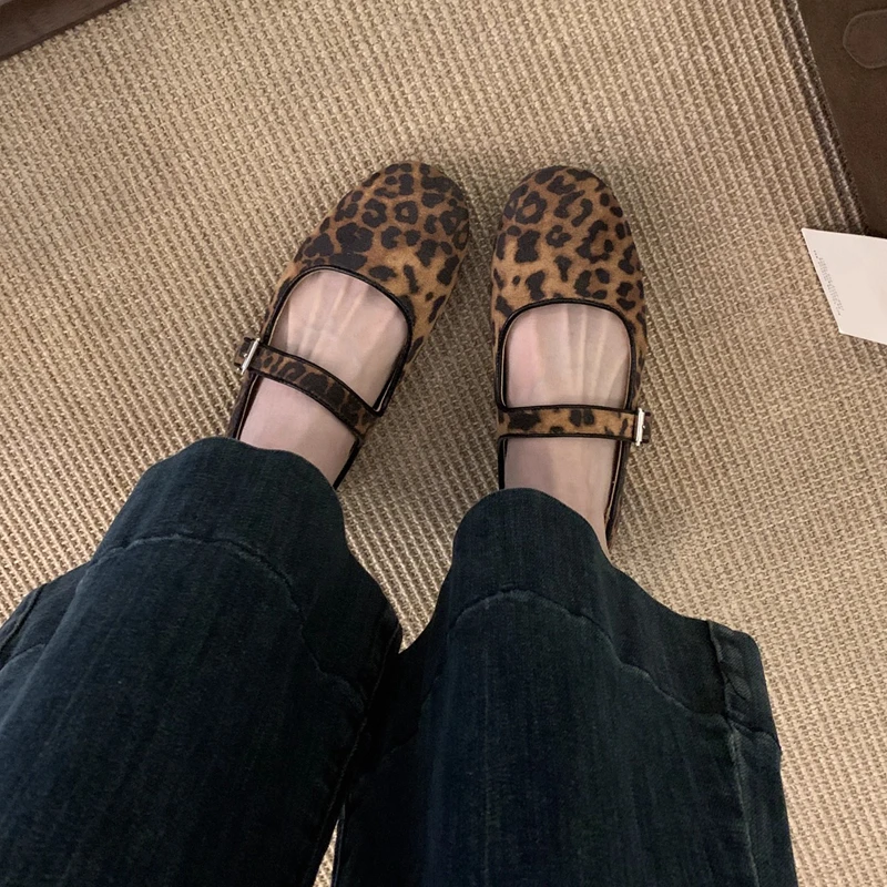 

SUOJIALUN 2025, зимние новые брендовые женские туфли на плоской подошве, модные красные женские повседневные туфли Мэри Джейн с круглым носком, мягкие топсайдеры на плоском каблуке