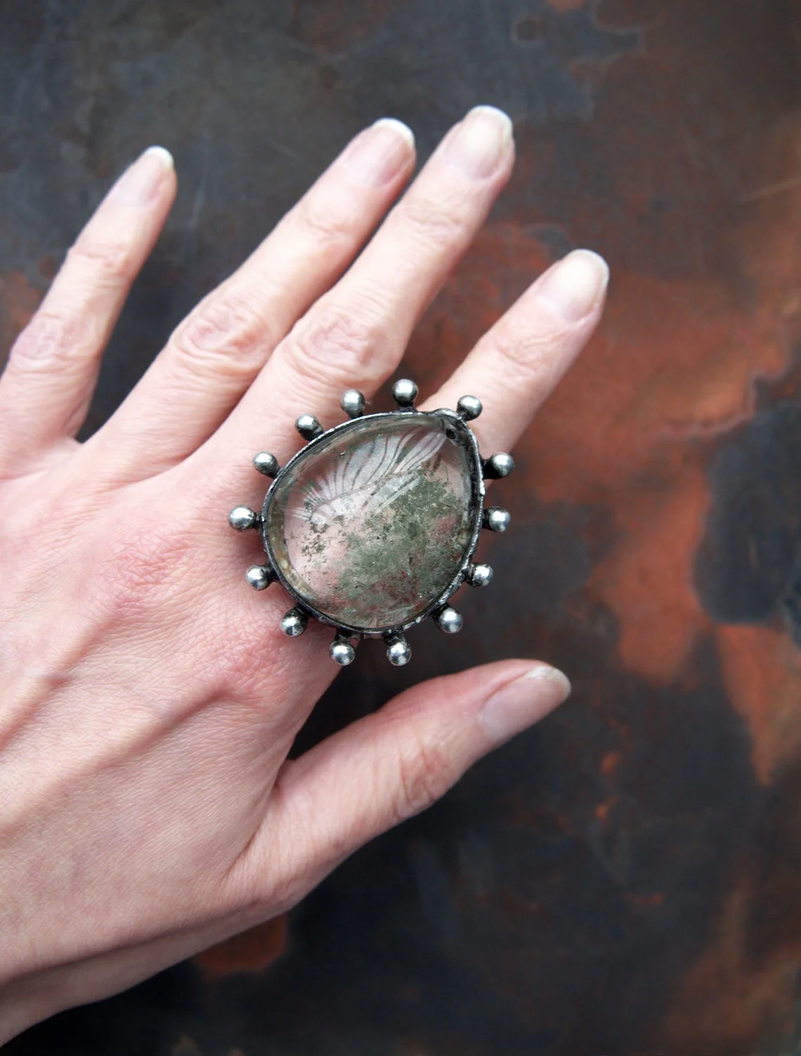 

Ретро-кольцо с крупными искусственными камнями для женщин, модное ювелирное украшение, кольцо из сплава с вставками из искусственных/полудрагоценных камней, новое состояние