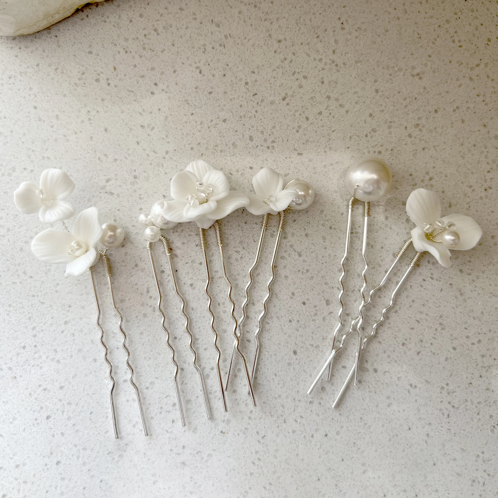 Białe ceramiczne kwiatowe spinki do włosów eleganckie ślubne spinki do włosów dla panny młodej w kształcie litery U pałeczki do włosów perły nakrycia głowy ślubna biżuteria do włosów — zdjęcie 3