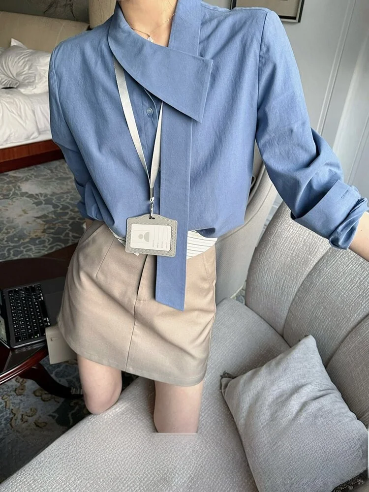 

Комплект женской модной одежды: блузка Zhang a Xing Light Maturi Design Sensation в полоску с цветовыми блоками и юбка цвета хаки с высокой талией. Весенняя коллекция.