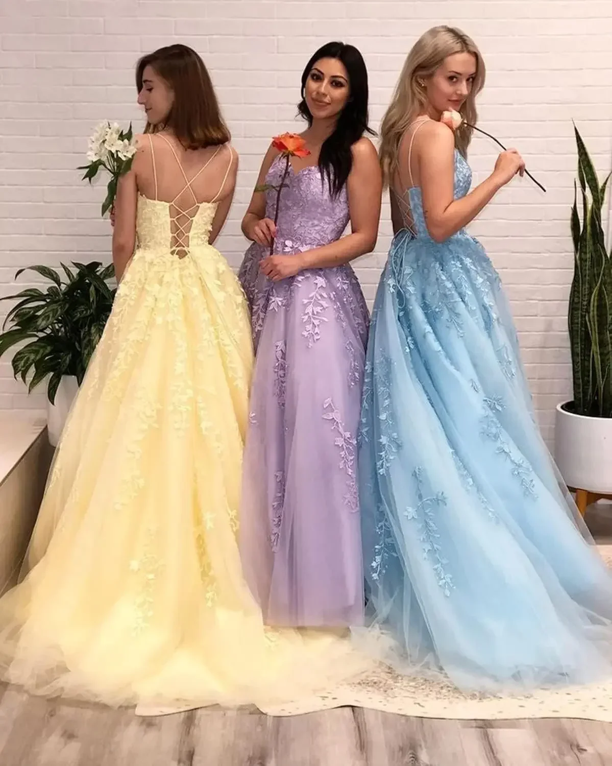Elegantes langes Ballkleid aus Tüll mit Spitzenapplikationen und Spaghettiträgern für formelle Abendveranstaltungen, Hochzeiten und Partys.