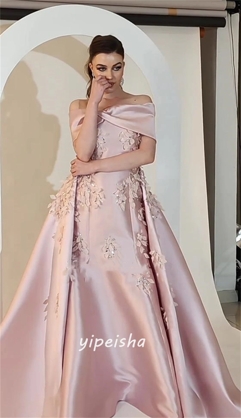 Moderner Stil aus der Schulter Ballkleid Perlen Applikationen Satin maßge schneiderte Anlass Abendkleid