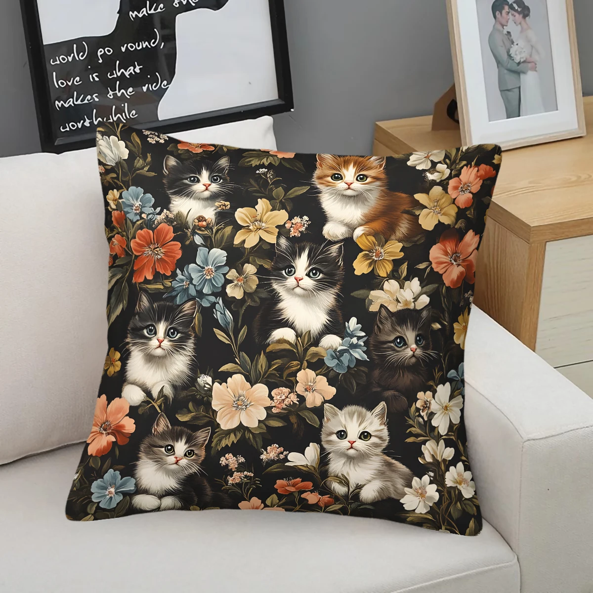 

Красочная подушка с силуэтами кошек: Игривый декор в стиле поп-арт с яркими силуэтами кошек, придающий веселую атмосферу ярким интерьерам дома.