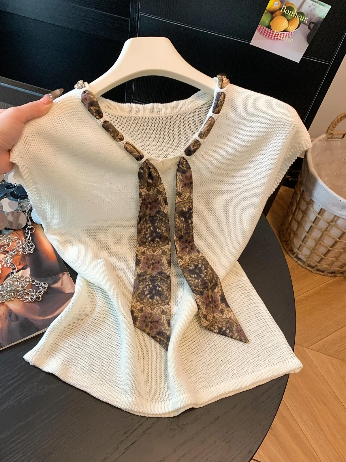 

Loose Women's Knitted Linen T-shirt Summer New Design round Neck Casual Style with Silk Scarf Shoulder Width Regular Fit
