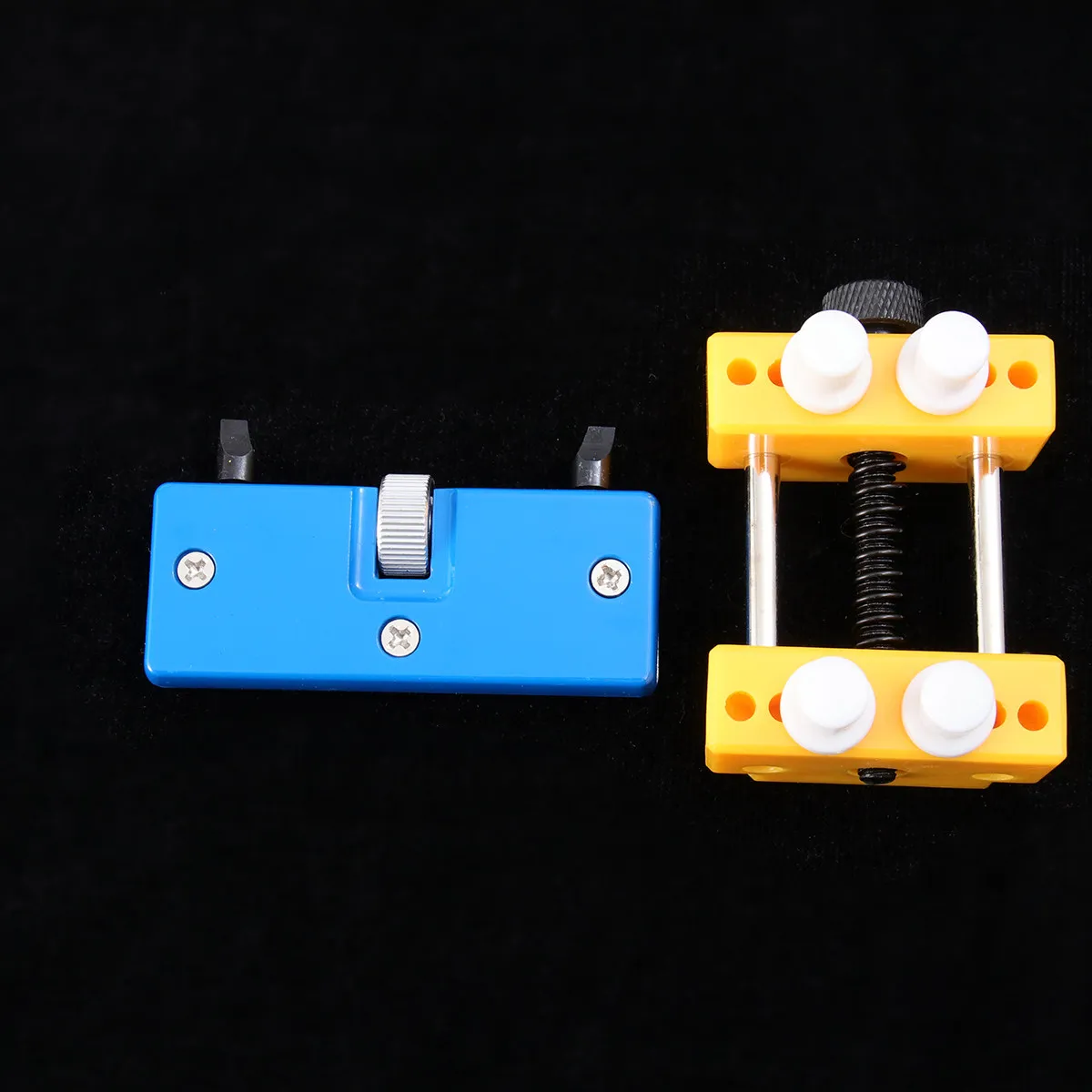 

Инструмент для ремонта часов: регулируемый держатель для открывания задней крышки с 4 пластиковыми штифтами для различных размеров, устойчивый к царапинам держатель для корпуса часов