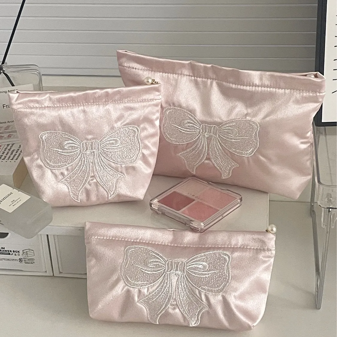 Sacos de cosméticos femininos arco rosa bordado bonito doce seda sacos de maquiagem portátil de alta qualidade saco de armazenamento de negócios de viagem para menina