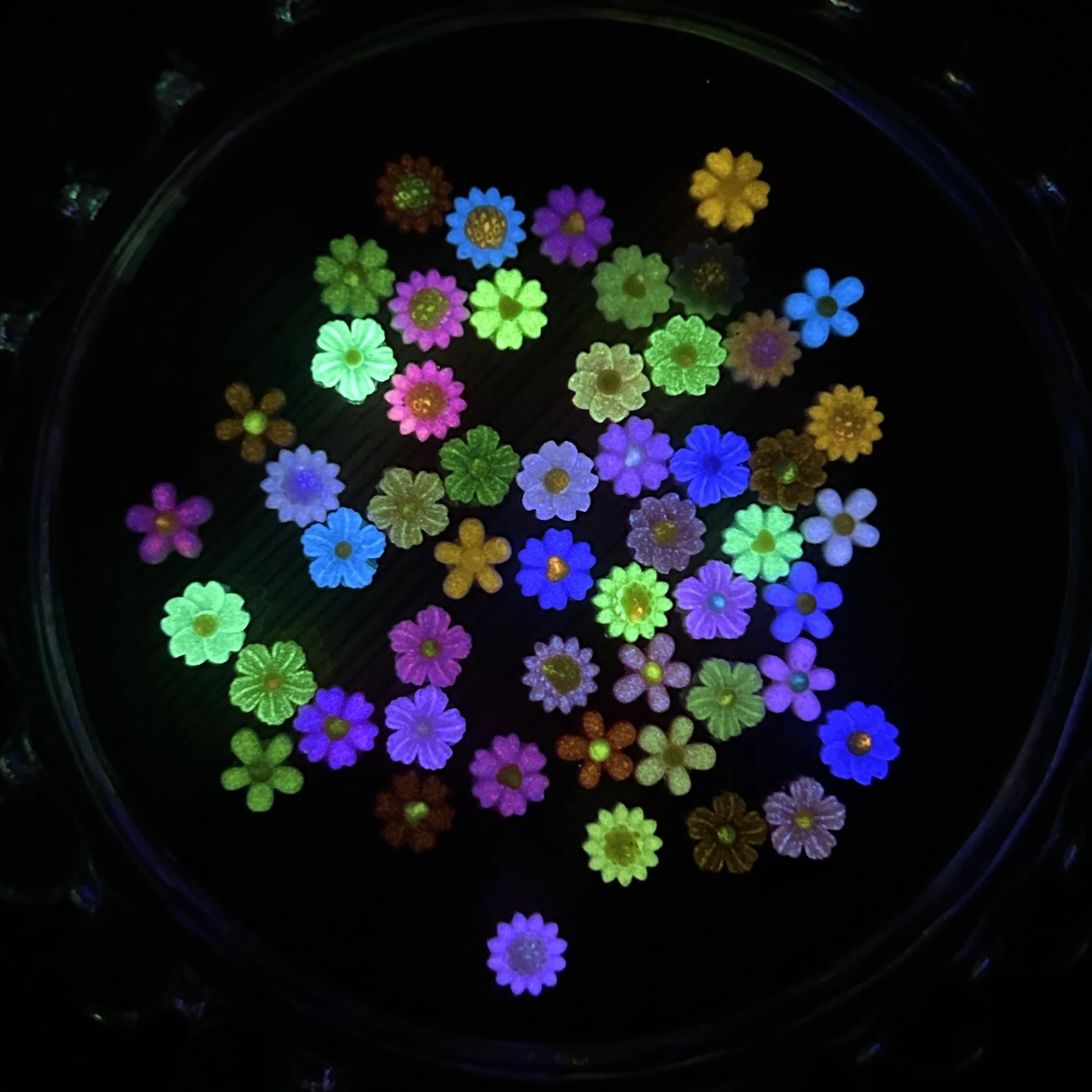 60 pçs 7mm mini 3d acrílico flor encantos da arte do prego brilho no escuro flores silvestres acessórios para unhas decoração manicure suprimentos