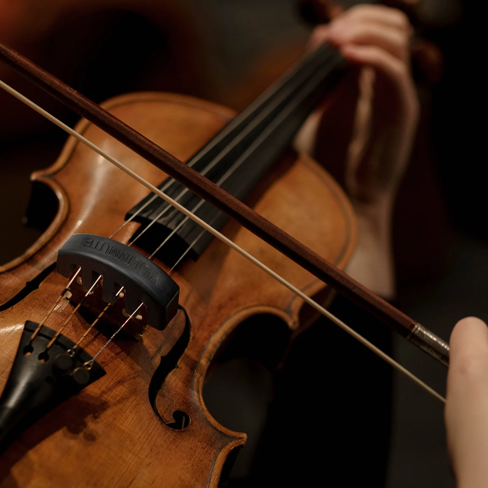 4-delige rubberen viooldempset: 2 klauwstijl en 2 ronde Tourte voor praktijk en prestaties, toonregeling, beginners en orkest