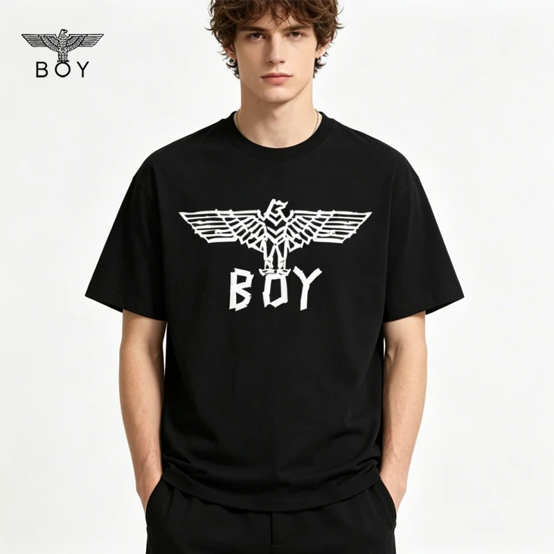 BOYLONDON, die klassische Modemarke, hat eine neue Kollektion einfacher, lässiger, bedruckter Kurzarm-T-Shirts für Herren auf den Markt gebracht.