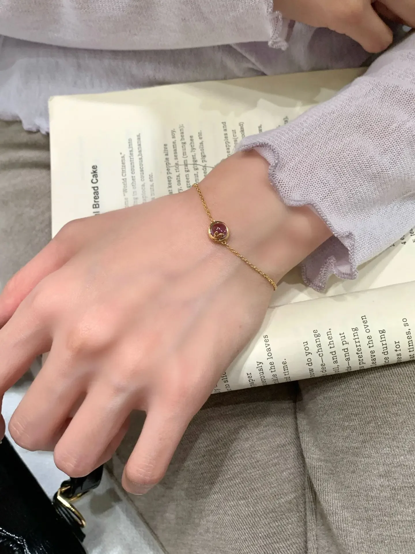 pulseira-feminina-europeia-selecionada-2026-banhada-a-ouro-com-pedra-redonda-vermelha-exquisita-minimalista-e-luxuosa-joia-fina-retro-para-presente